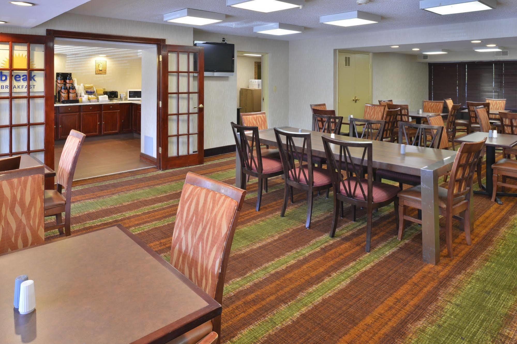 Days Inn By Wyndham Newark Wilmington Exterior foto